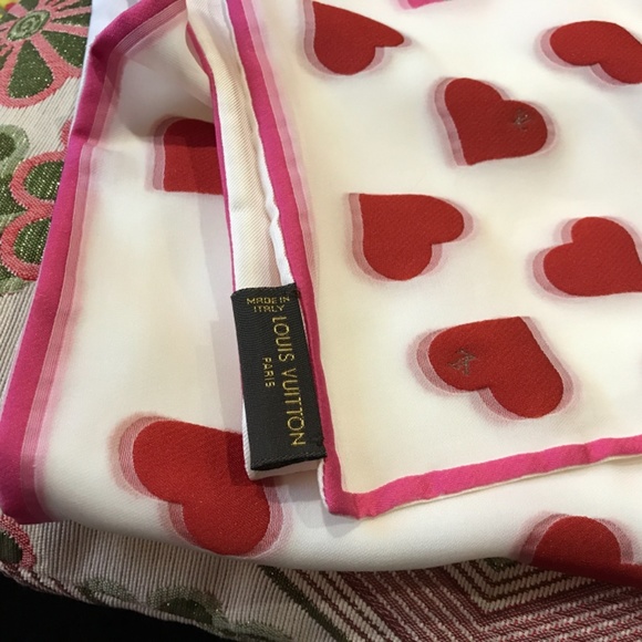 Louis Vuitton silk 3D ❤️ Heart Valentine’s day Rare Scarf Vintage - Picture 3 of 6